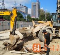 老头操搔逼高温下的坚守｜道路建设者用汗水铺就畅通路